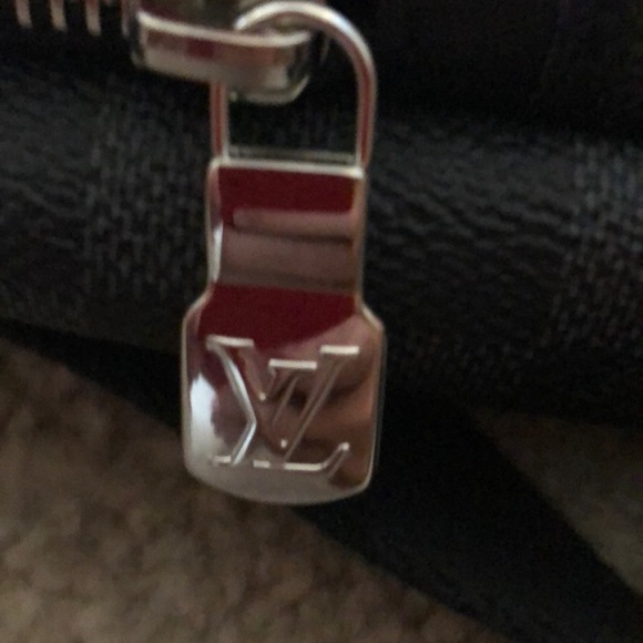 Louis Vuitton Avenue Sling Bag - Picture 7 of 8